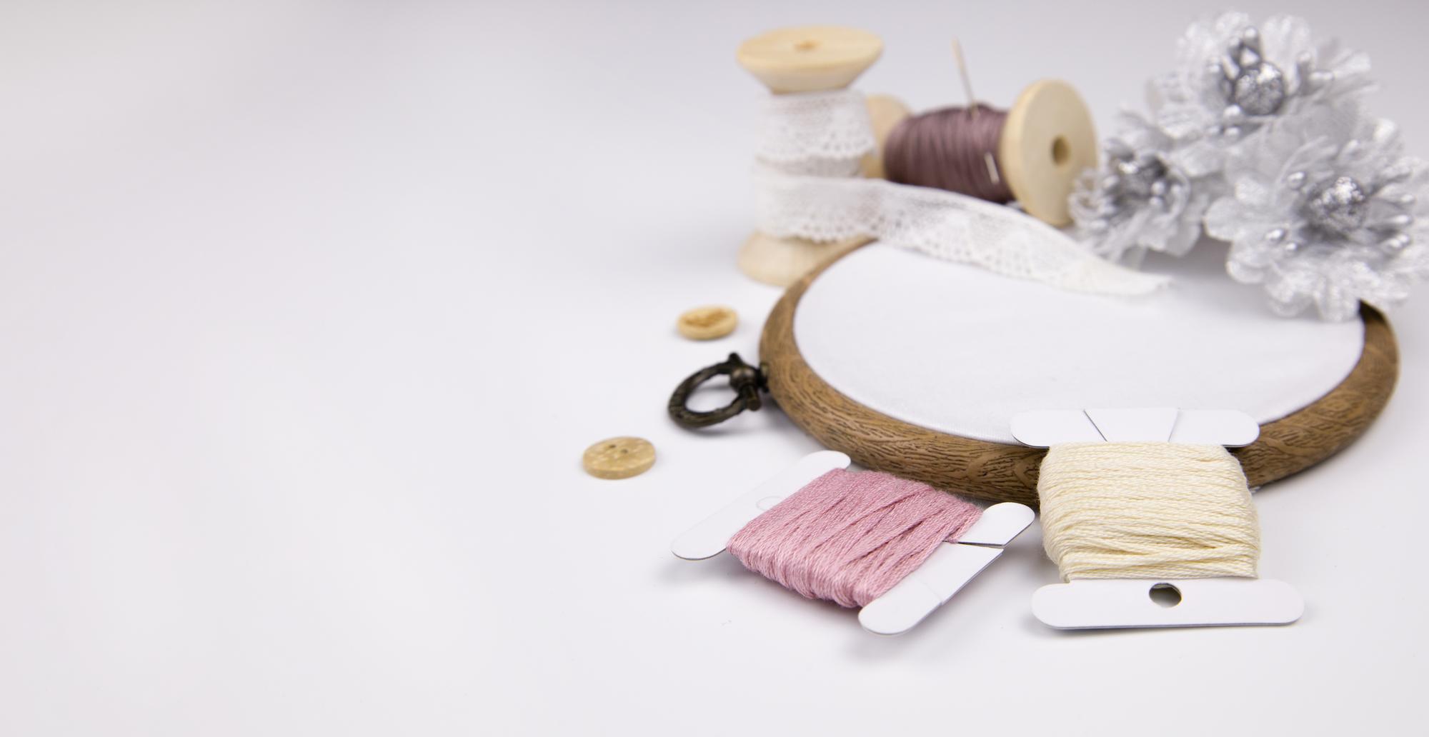 Atelier mit Stickrahmen und Garnen